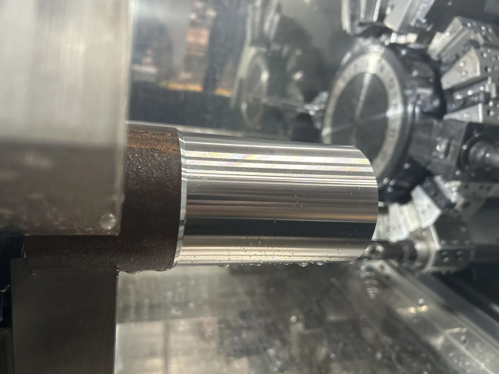 Pièce tournée sur un tour CNC CMZ, tourelle porte-outils en arrière-plan
