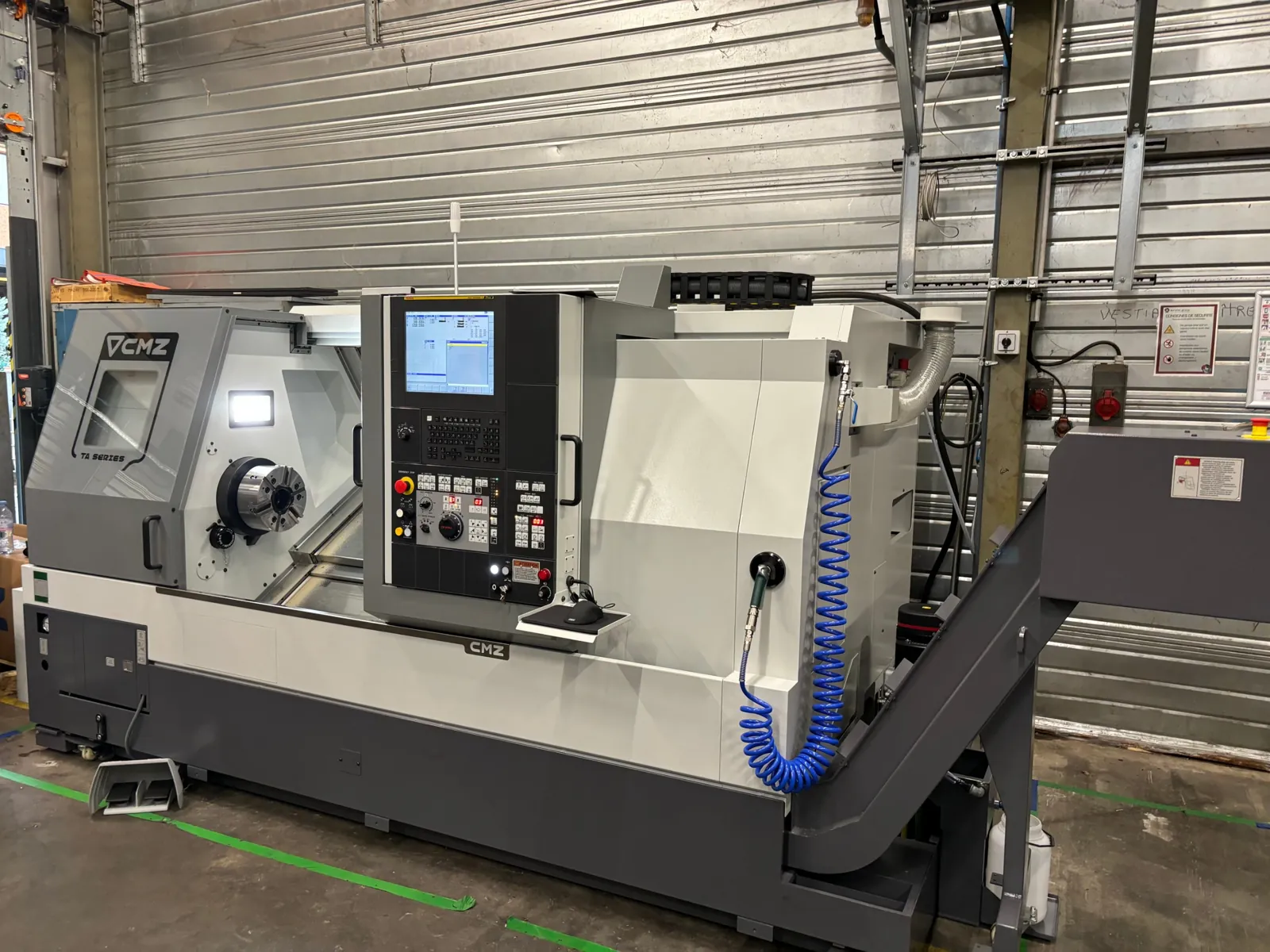 Tour CNC CMZ série TA installé dans un atelier